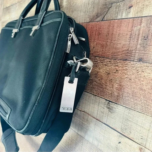 Tumi Elements Computer Laptop Briefcase - Picture 6 of 15